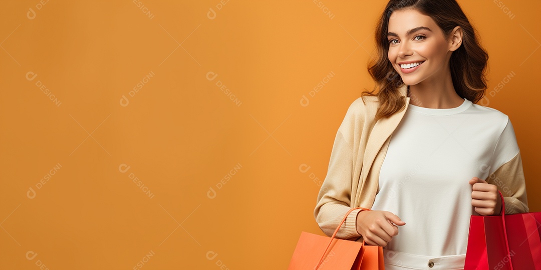 Uma linda mulher sorridente fazendo compras