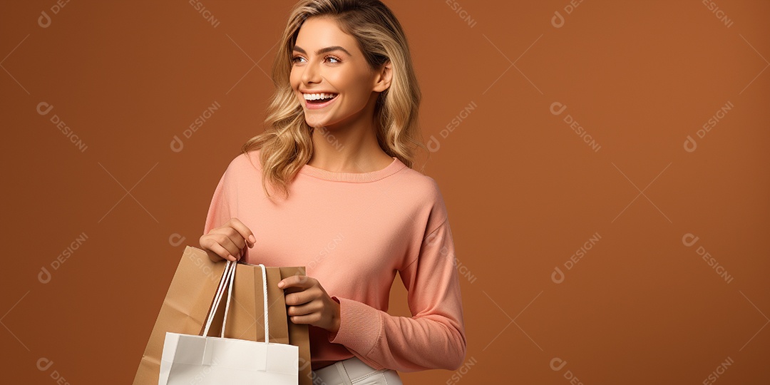 Uma linda mulher sorridente fazendo compras