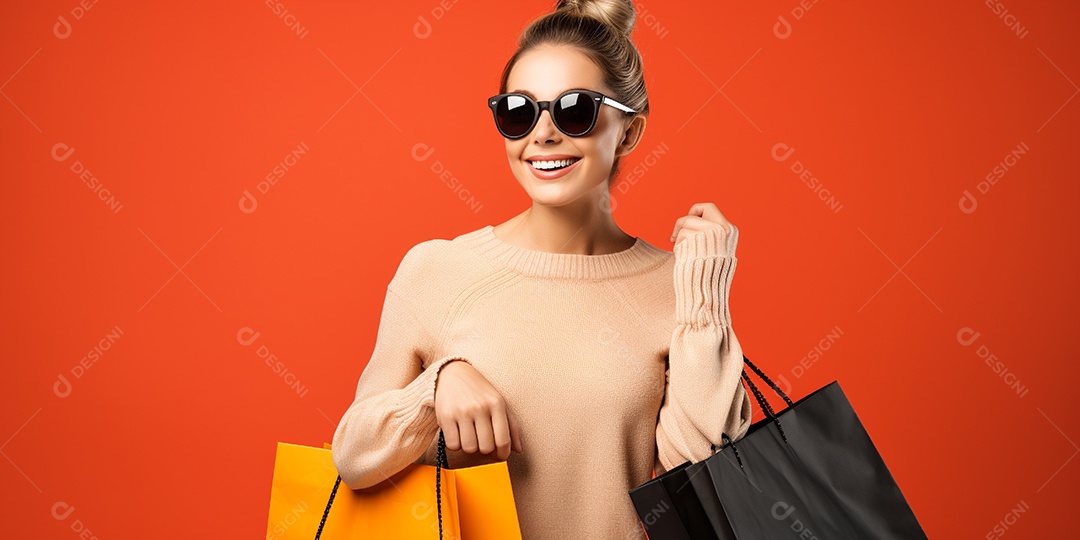 Uma linda mulher sorridente fazendo compras