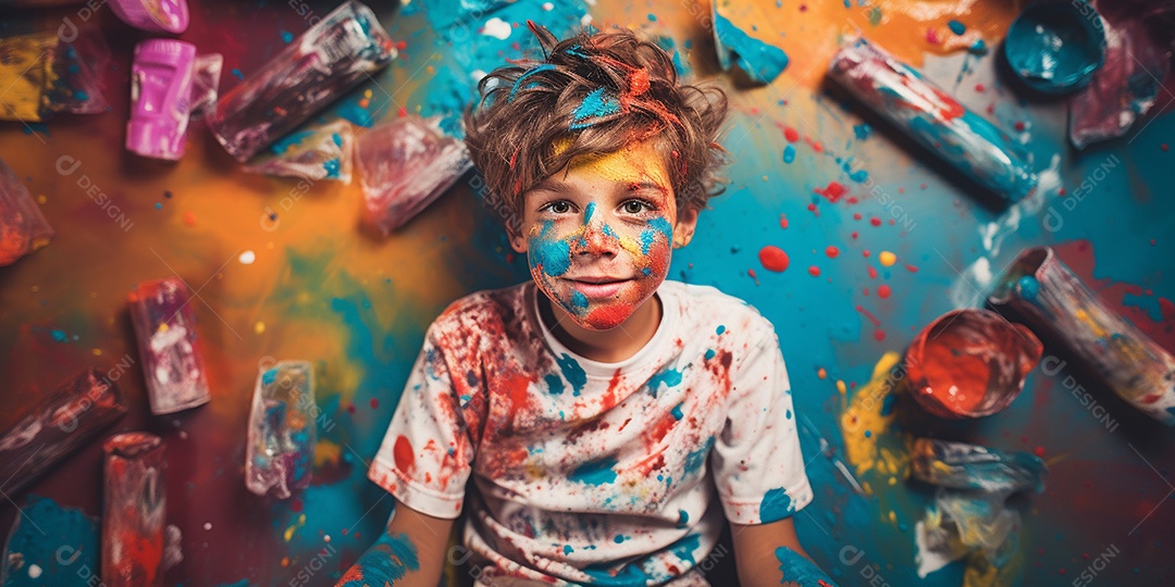 Um garotinho coberto de tinta