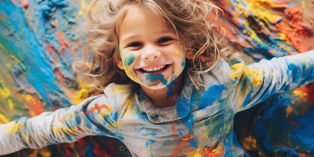 Uma menina coberta de tinta