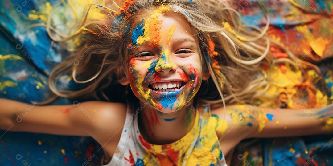 Uma menina coberta de tinta