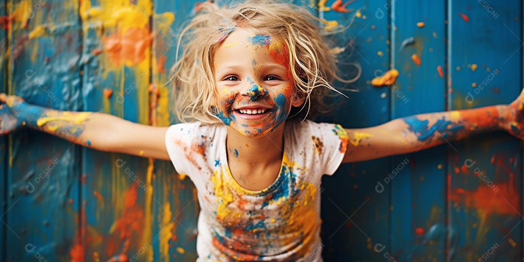 Uma menina coberta de tinta