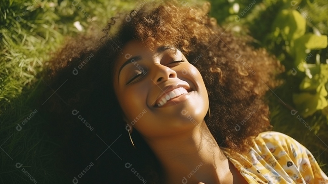 Sorridente jovem negra deitada na grama