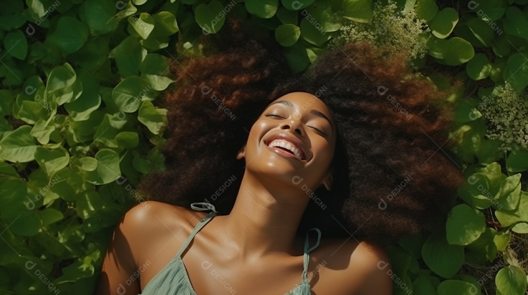 Sorridente jovem negra deitada na grama