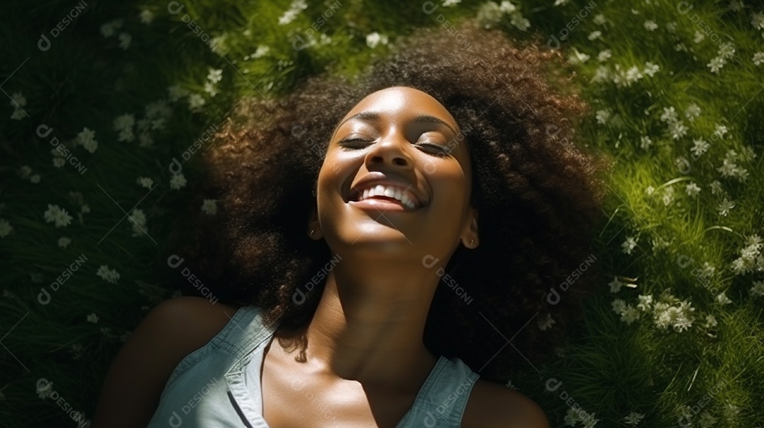 Sorridente jovem negra deitada na grama