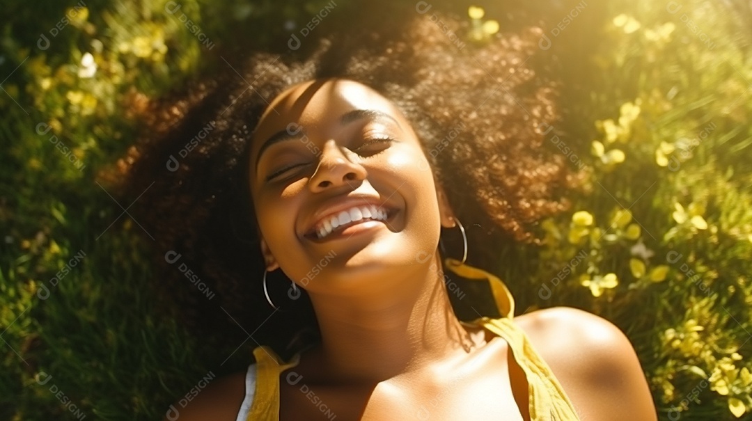 Sorridente jovem negra deitada na grama