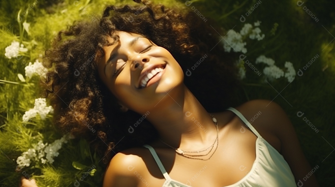 Sorridente jovem negra deitada na grama