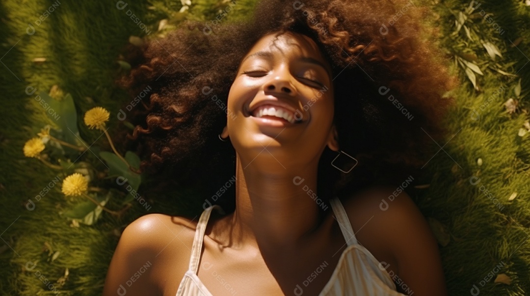 Sorridente jovem negra deitada na grama