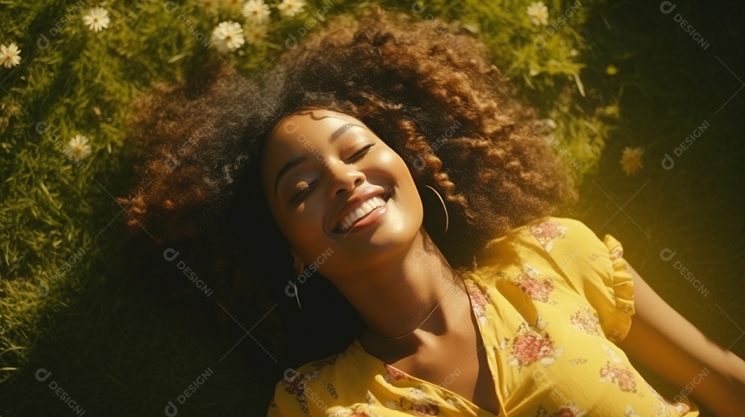 Sorridente jovem negra deitada na grama