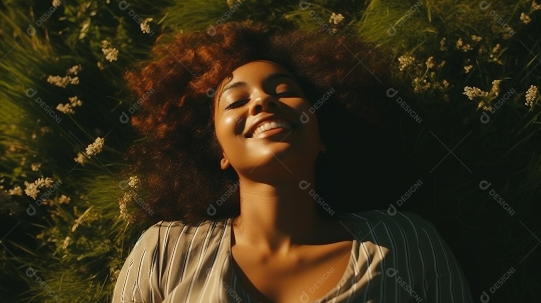 Sorridente jovem negra deitada na grama