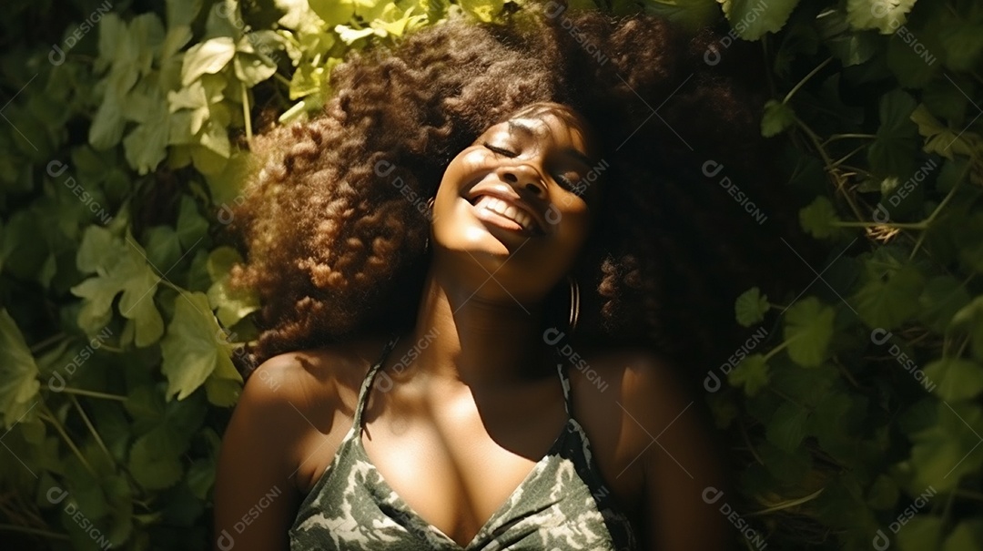 Sorridente jovem negra deitada na grama