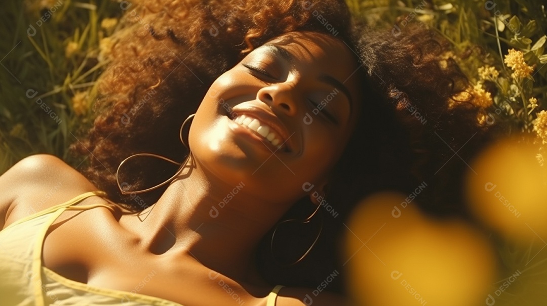 Sorridente jovem negra deitada na grama