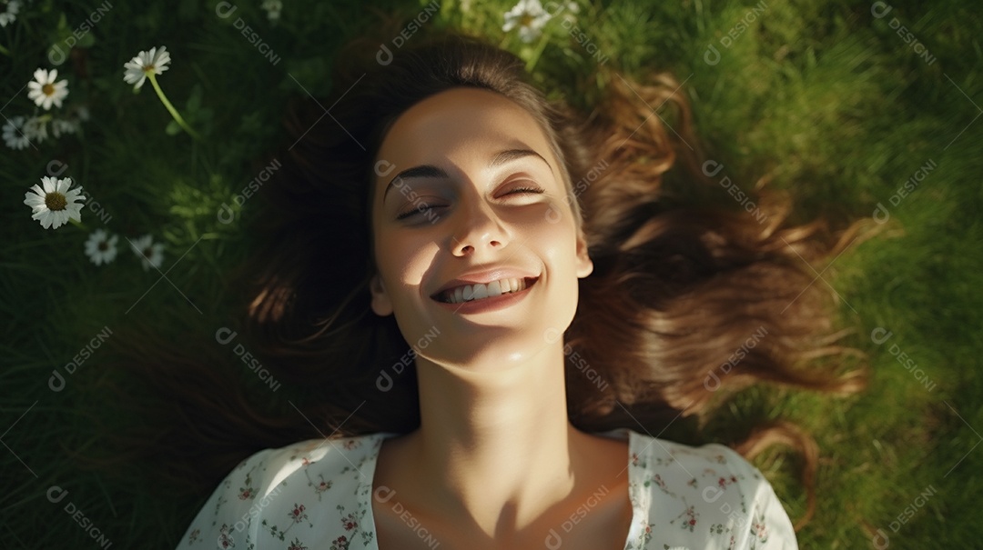 Sorridente jovem negra deitada na grama