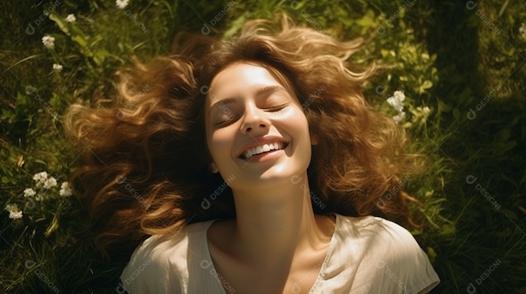 Mulher jovem sorridente, deitada na grama