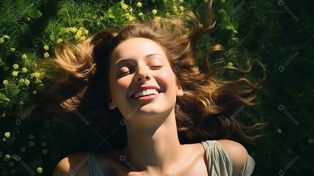 Mulher jovem sorridente, deitada na grama