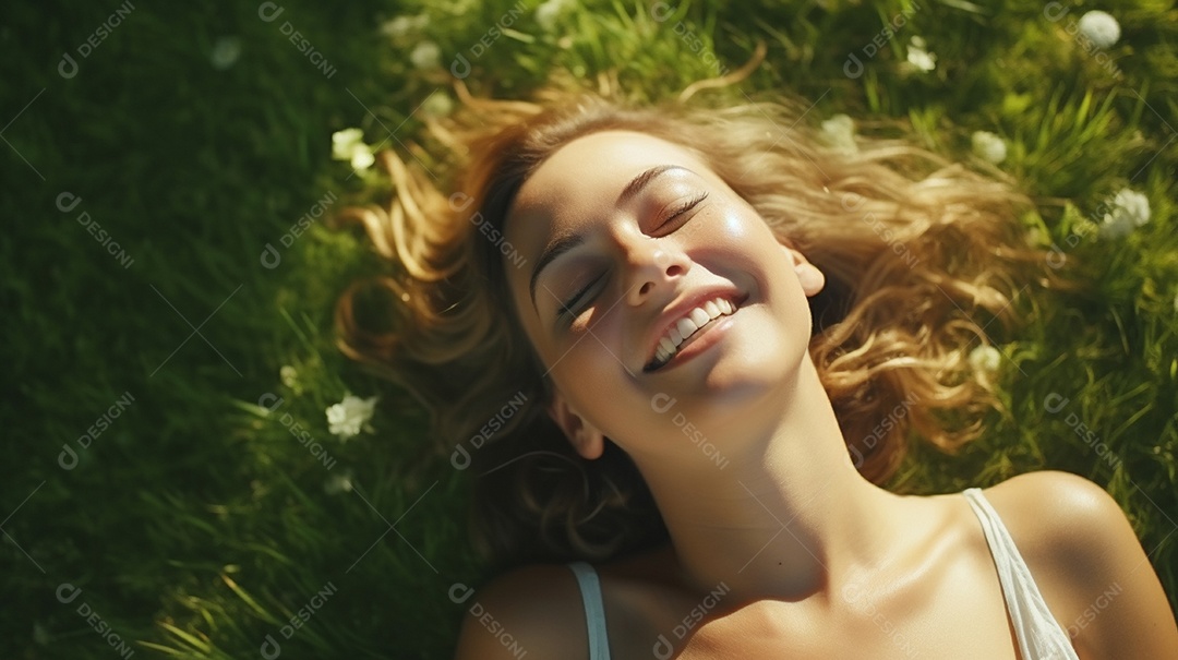 Mulher jovem sorridente, deitada na grama