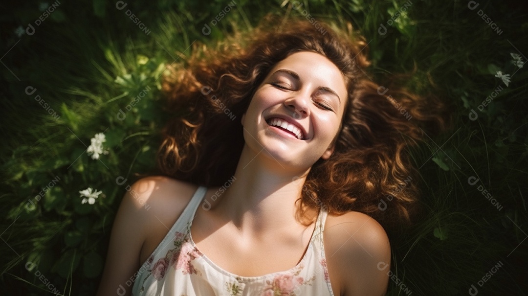 Sorridente jovem deitada na grama