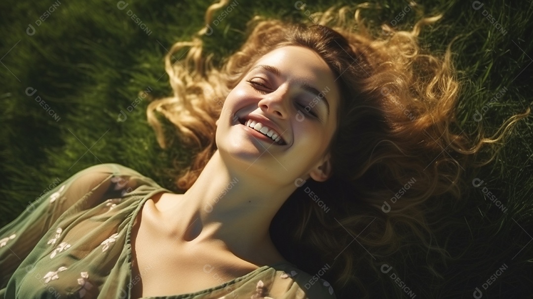 Mulher jovem sorridente, deitada na grama
