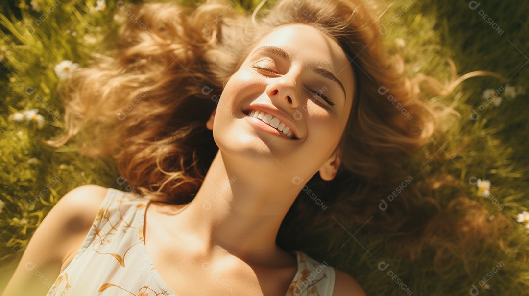 Mulher jovem sorridente, deitada na grama