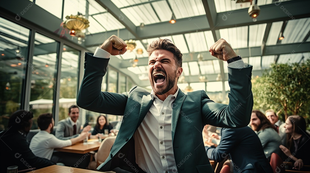 Empresária comemorando descontroladamente