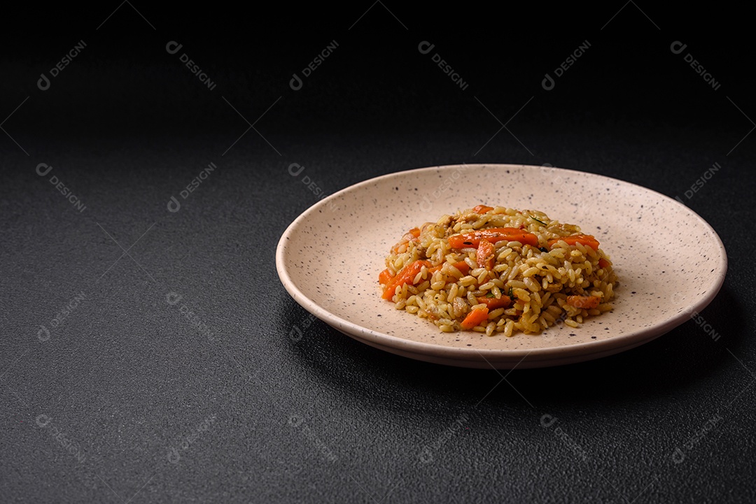 Delicioso pilaf uzbeque com frango, cenoura, bérberis,