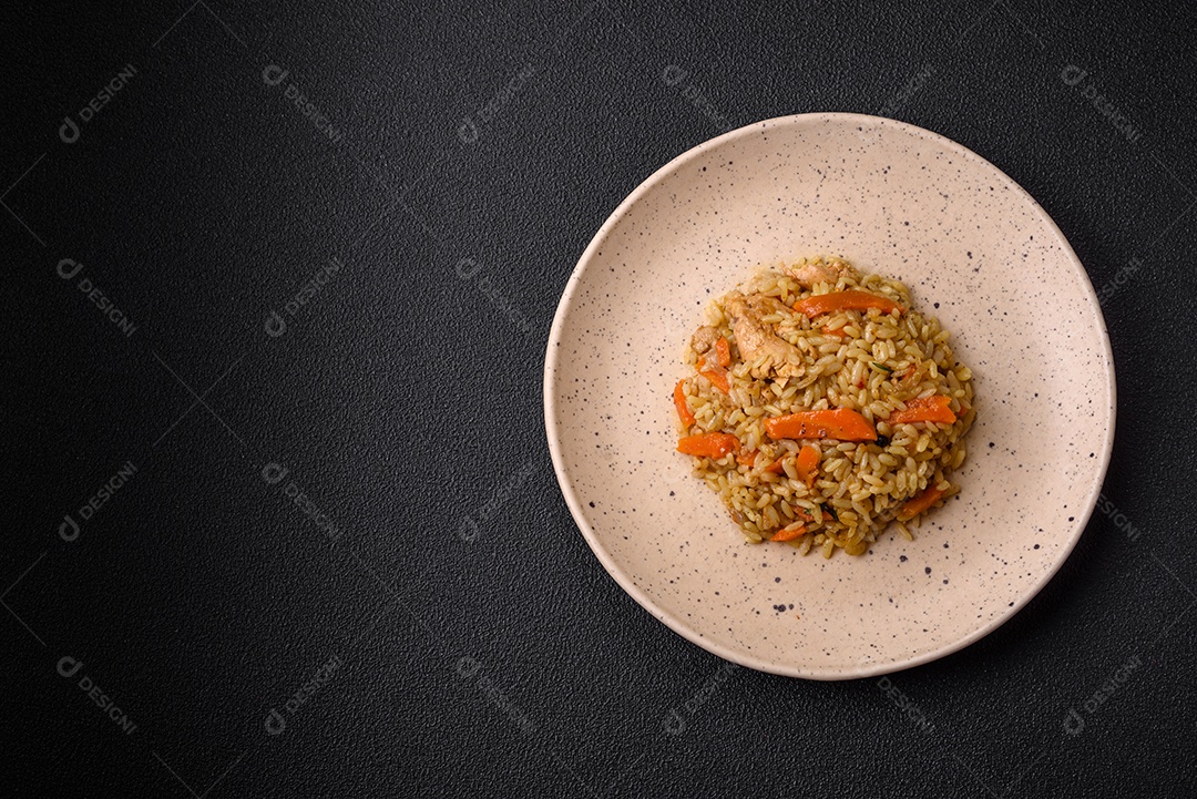 Delicioso pilaf uzbeque com frango, cenoura, bérberis,