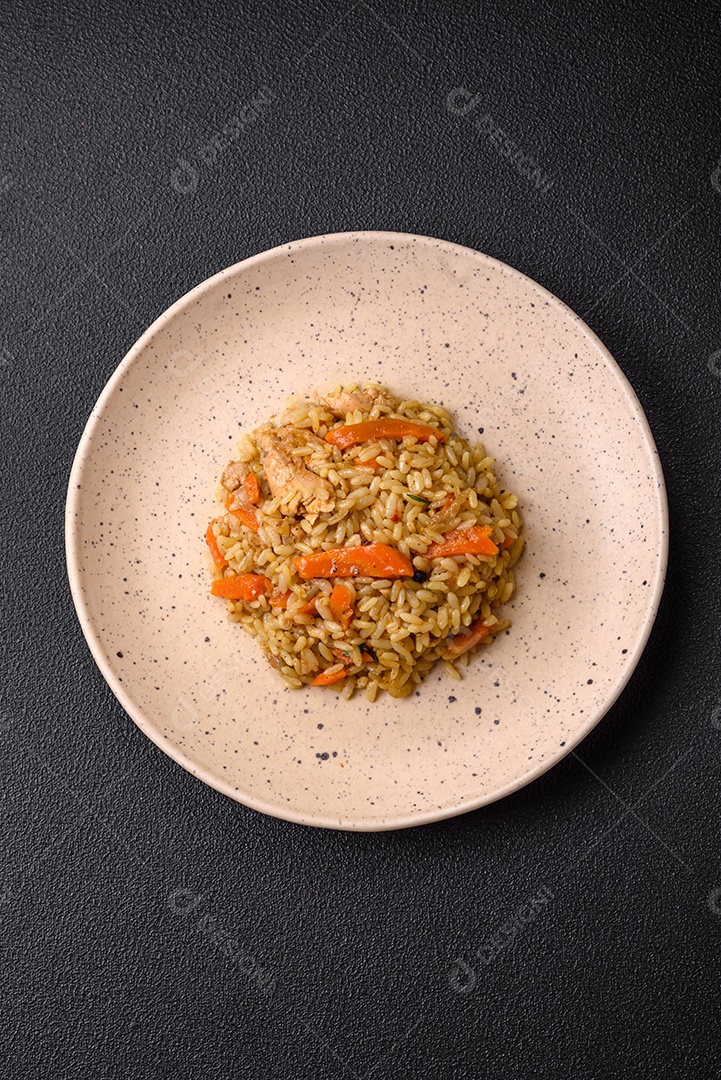 Delicioso pilaf uzbeque com frango, cenoura, bérberis,
