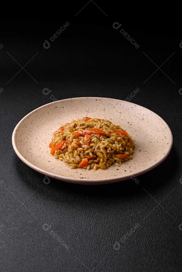 Delicioso pilaf uzbeque com frango, cenoura, bérberis,