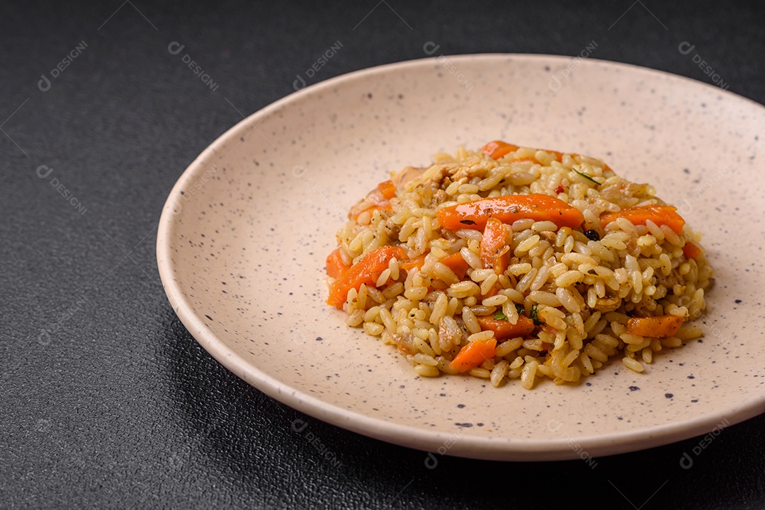 Delicioso pilaf uzbeque com frango, cenoura, bérberis,