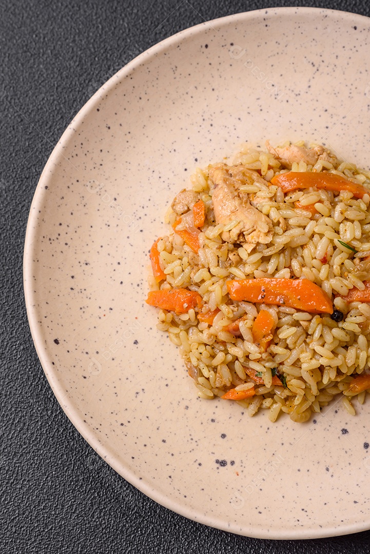 Delicioso pilaf uzbeque com frango, cenoura, bérberis,