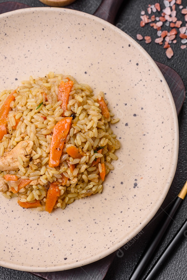 Delicioso pilaf uzbeque com frango, cenoura, bérberis,