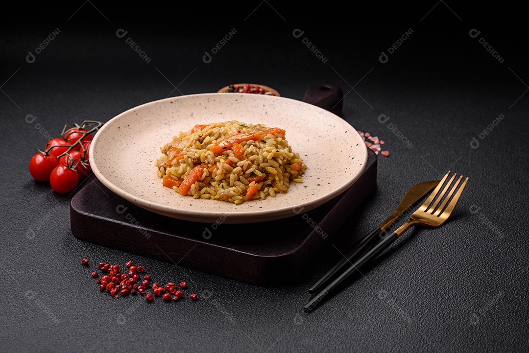 Delicioso pilaf uzbeque com frango, cenoura, bérberis,