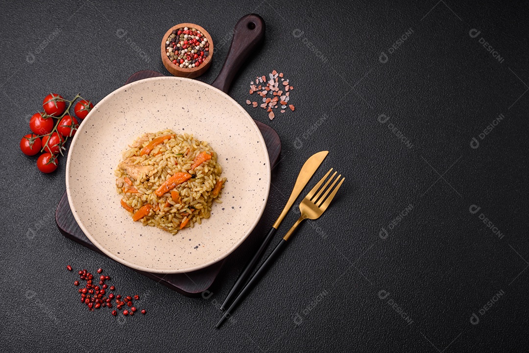 Delicioso pilaf uzbeque com frango, cenoura, bérberis