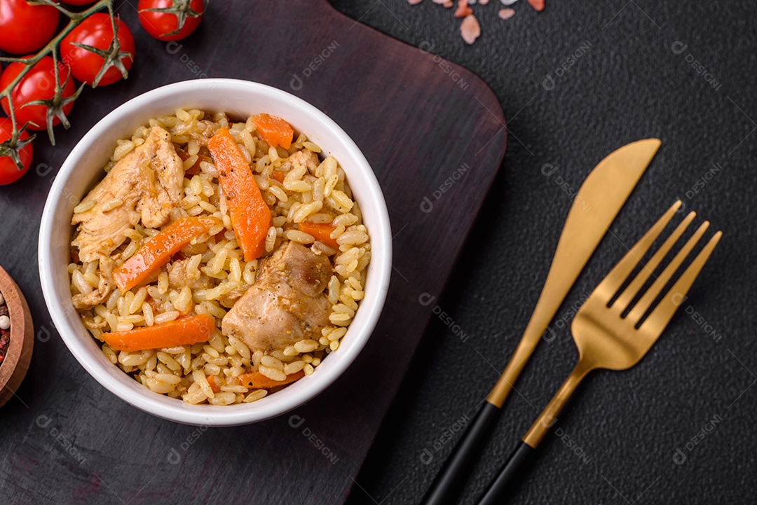 Delicioso pilaf uzbeque com frango, cenoura, bérberis
