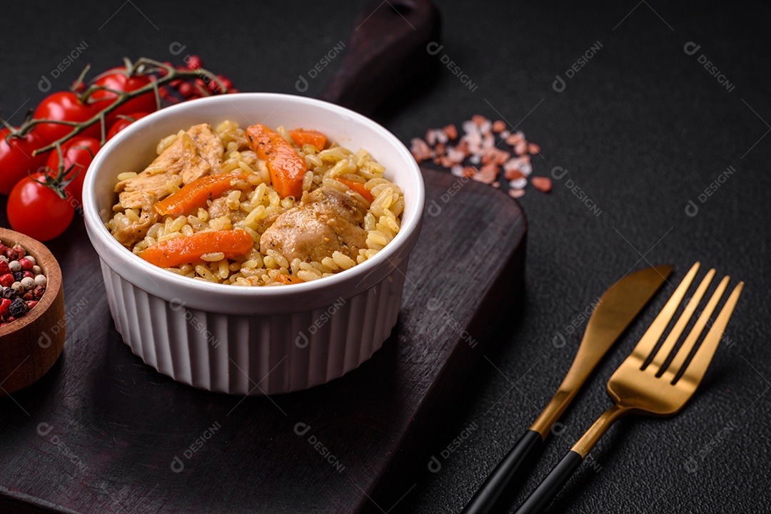 Delicioso pilaf uzbeque com frango, cenoura, bérberis