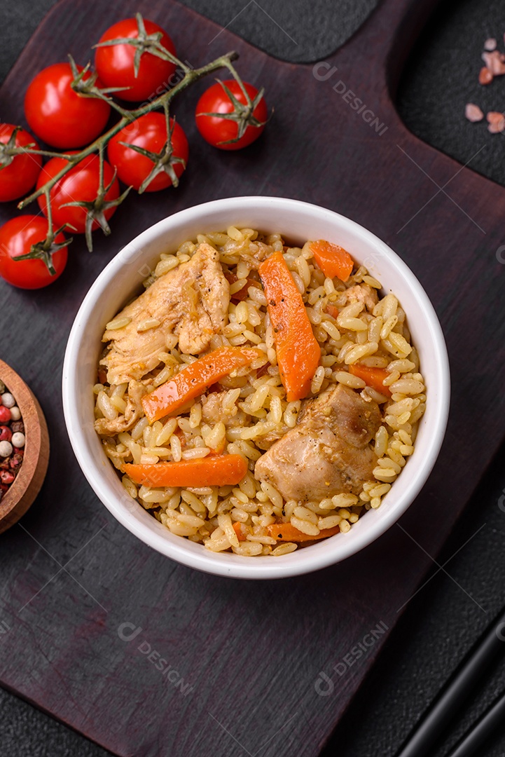 Delicioso pilaf uzbeque com frango, cenoura, bérberis