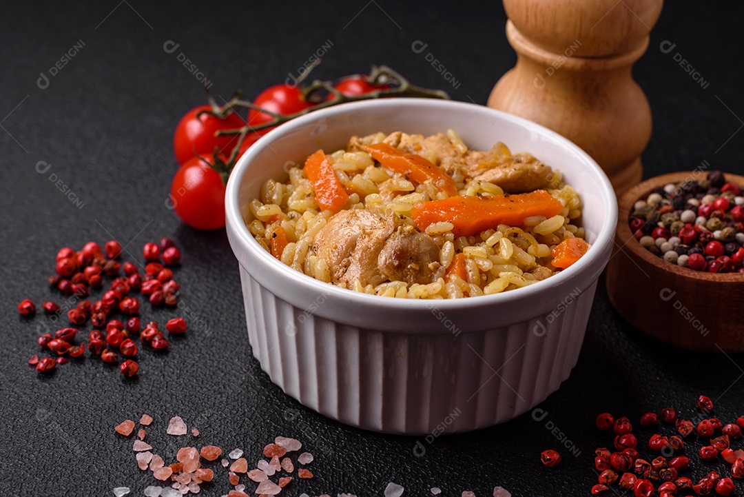 Delicioso pilaf uzbeque com frango, cenoura, bérberis