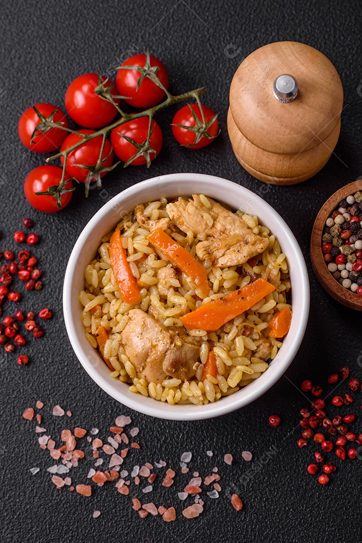 Delicioso pilaf uzbeque com frango, cenoura, bérberis