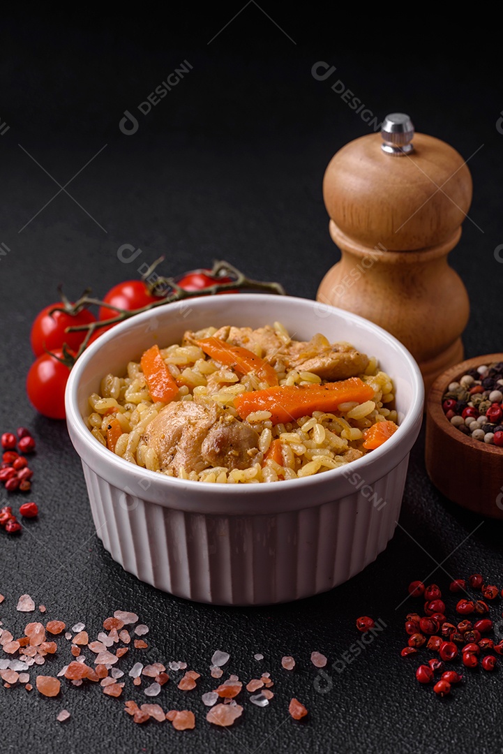 Delicioso pilaf uzbeque com frango, cenoura, bérberis