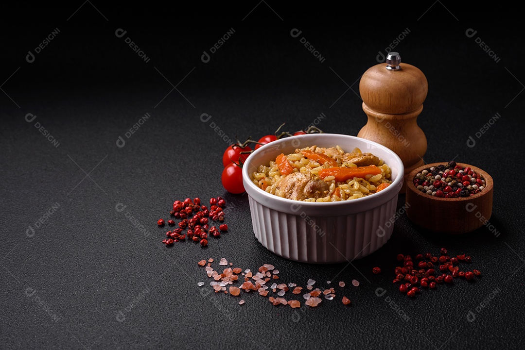 Delicioso pilaf uzbeque com frango, cenoura, bérberis