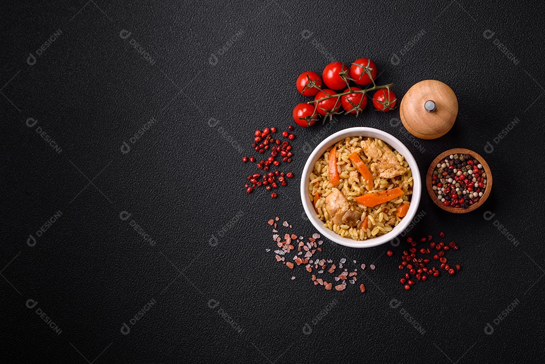 Delicioso pilaf uzbeque com frango, cenoura, bérberis