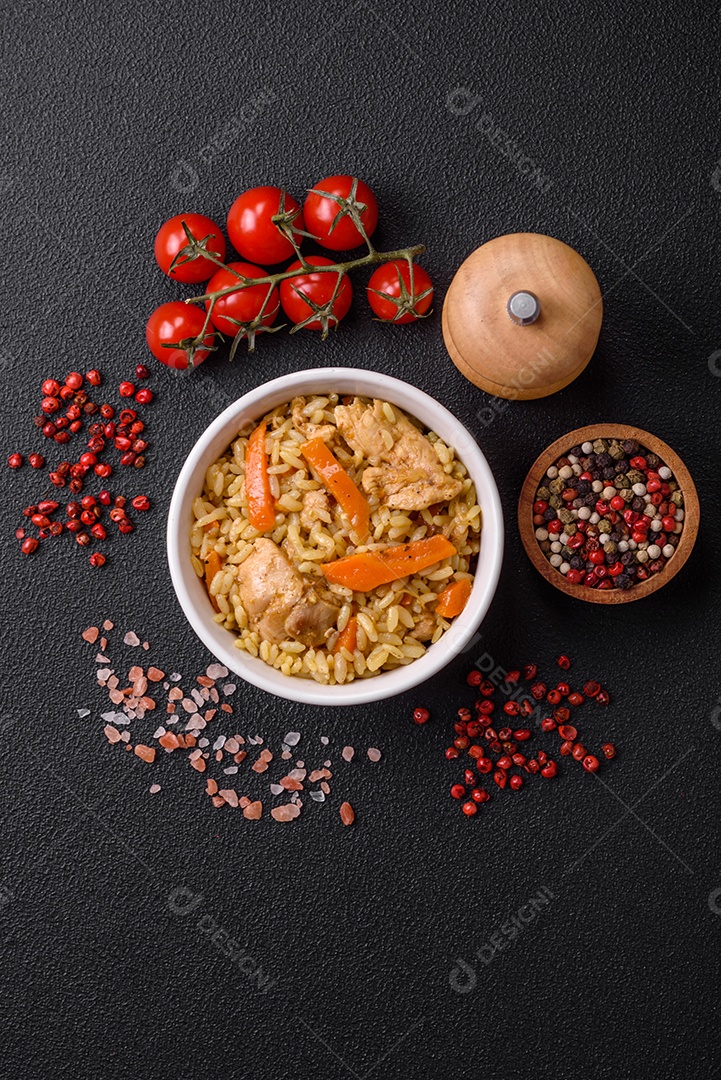Delicioso pilaf uzbeque com frango, cenoura, bérberis