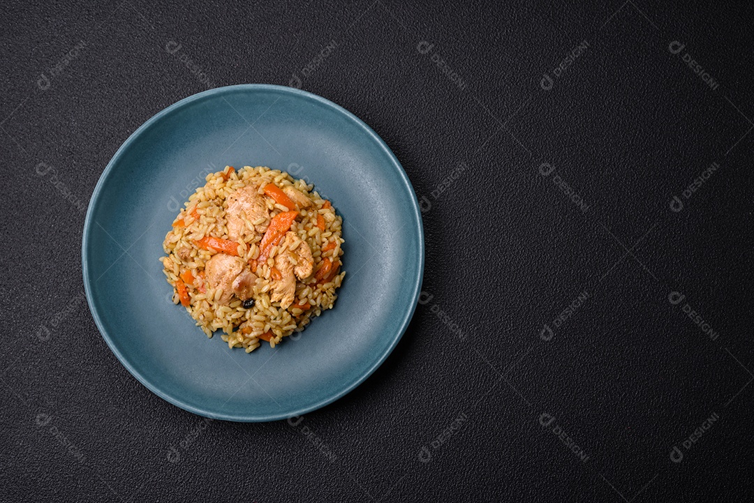 Delicioso pilaf uzbeque com frango, cenoura, bérberis, especiarias e ervas