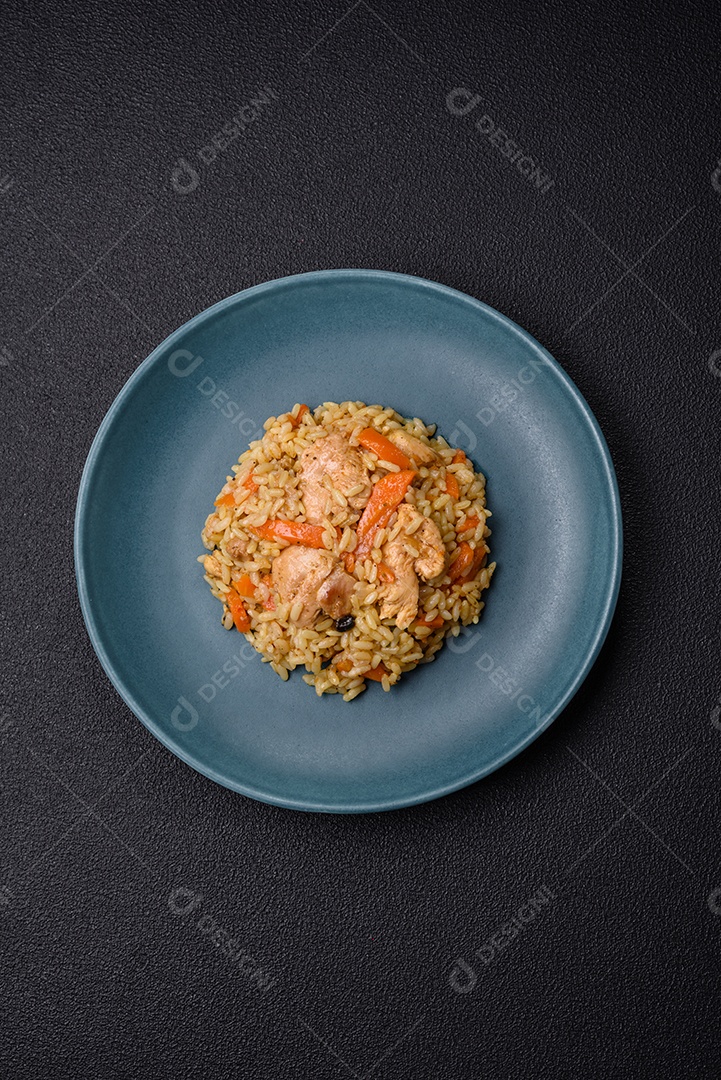 Delicioso pilaf uzbeque com frango, cenoura, bérberis, especiarias e ervas