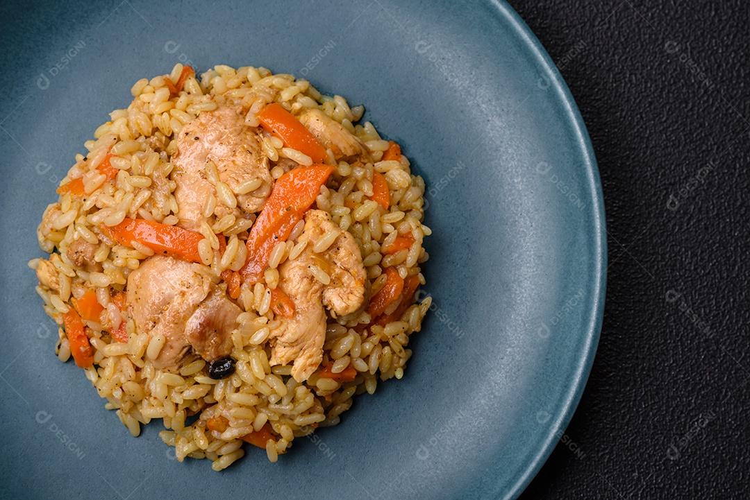 Delicioso pilaf uzbeque com frango, cenoura, bérberis, especiarias e ervas