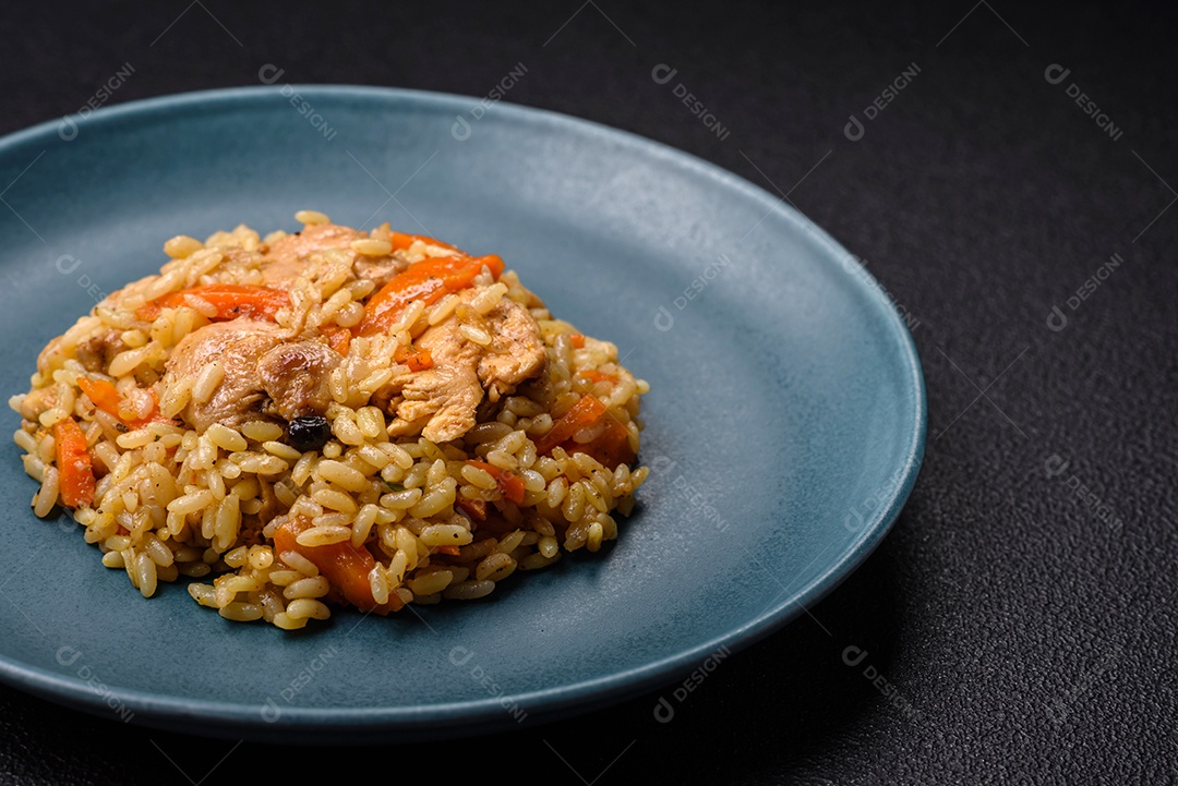 Delicioso pilaf uzbeque com frango, cenoura, bérberis, especiarias e ervas