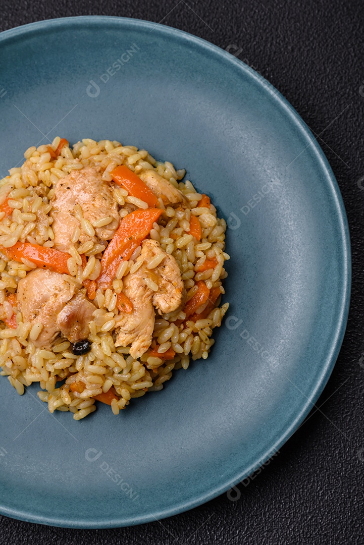 Delicioso pilaf uzbeque com frango, cenoura, bérberis, especiarias e ervas