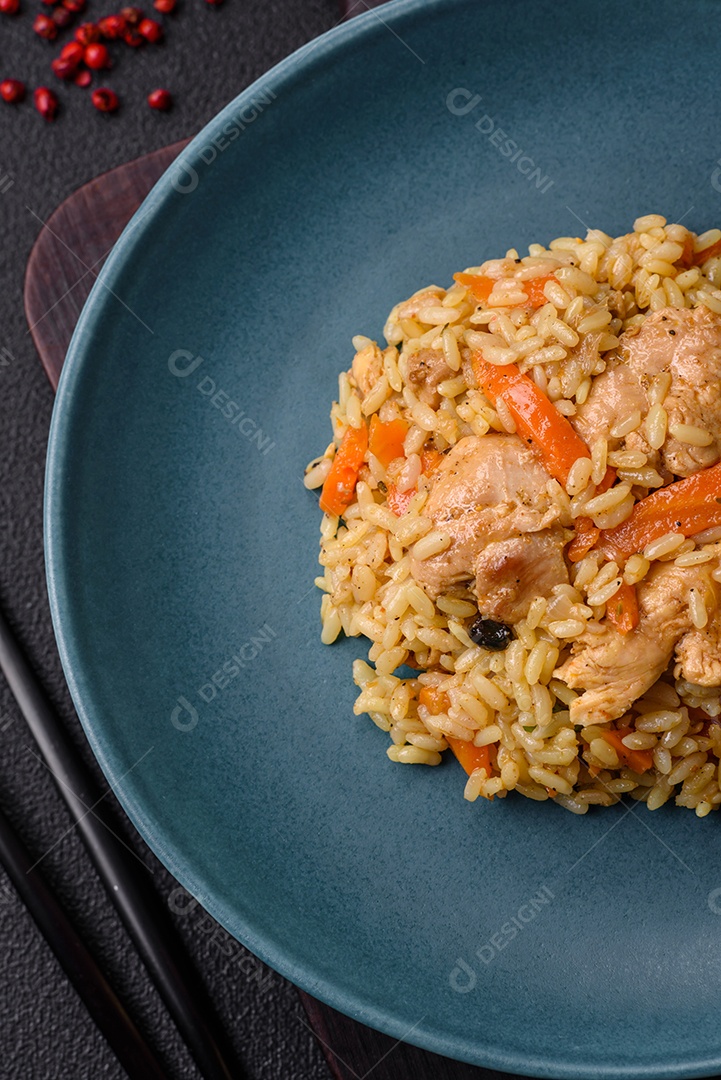 Delicioso pilaf uzbeque com frango, cenoura, bérberis, especiarias e ervas