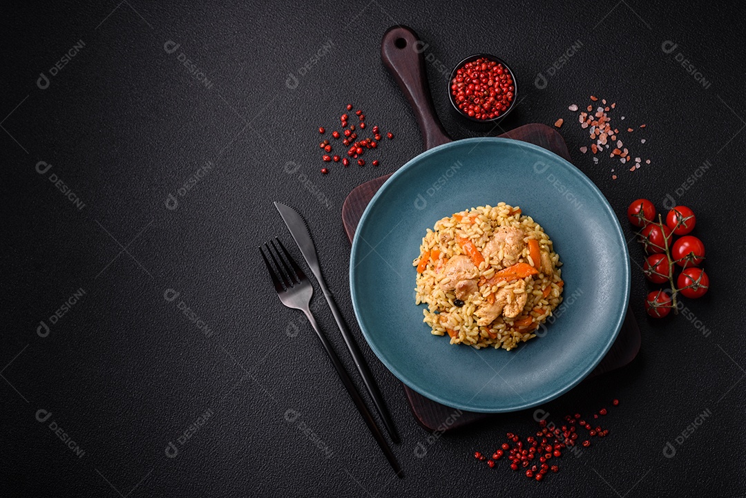 Delicioso pilaf uzbeque com frango, cenoura, bérberis, especiarias e ervas